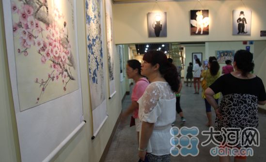 家長在參觀作品