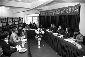 代表委員們右排與家政企業代表熱切交流