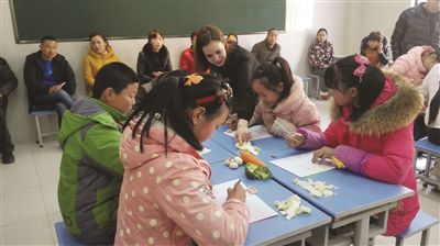 “外教進課堂，英語新體驗”。昨日，無錫市新浪小學的孩子們迎來了外教體驗日。該校97%的學生都是新市民子女，這也是他們第一次聽外教上課，通過此類活動，激發了同學們的學習動力和興趣。