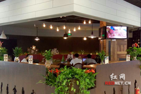 轉(zhuǎn)型綜合型消費(fèi)場(chǎng)所 長(zhǎng)沙家電賣(mài)場(chǎng)也賣(mài)咖啡(圖