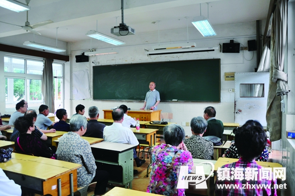 鎮(zhèn)中30多名老人54年后再回課堂 慶祝老師生日