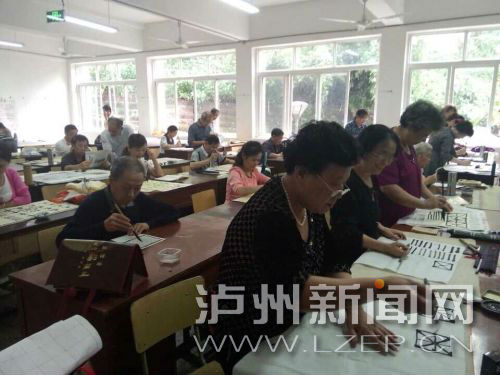 老年大學(xué)書法班,大家聚精會(huì)神學(xué)習(xí)書法