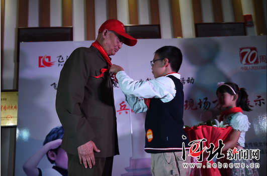 石家莊百余名學生陪老兵過國慶