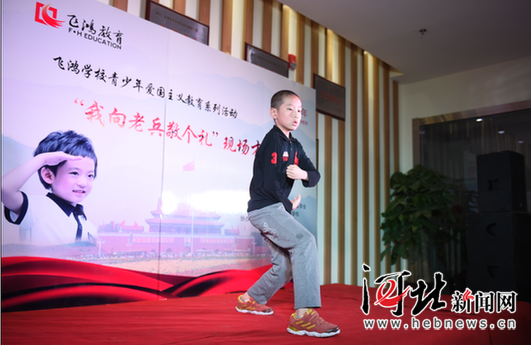 石家莊百余名學生陪老兵過國慶