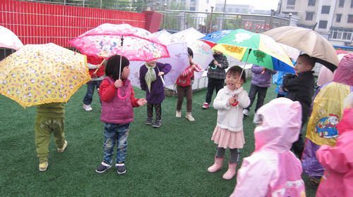 有的穿著雨衣