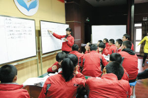 兩圖均為:烏市第二十一中學烏市體育運動學校的學生正在“高效課堂”中學習。