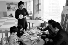 家長陪孩子一起玩益智玩具