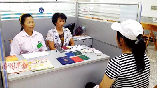 南寧市一家家政公司招聘人員在面試一名保姆時(shí),保姆擺出了這幾年拿到的各種證件。 南國(guó)早報(bào)記者 李平平攝