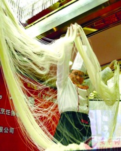 拉面達(dá)人技藝非凡 細(xì)到能穿針 韌到拖車走(圖)