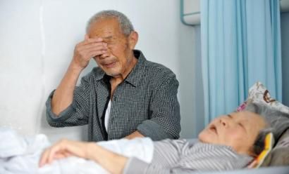 蘇文秋太婆左腿脛骨粉碎性骨折,在醫院接受治療。