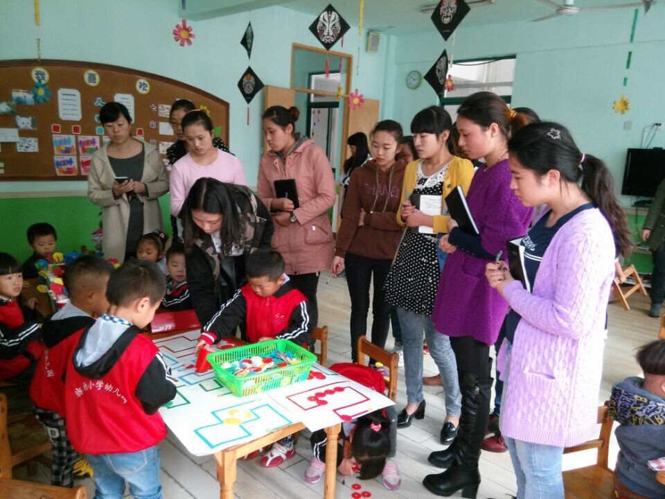 班的撲克游戲;大班的走迷宮……均提供了富有層次性與多樣性