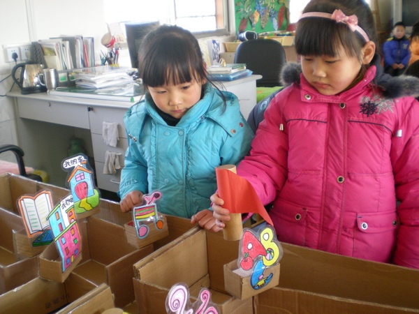 坊幼大班的老師們利用孩子們最喜歡的區(qū)域游戲,通過有趣的