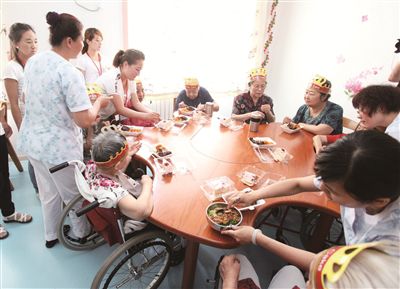 本版圖片為天津市首家失智老人康復中心。