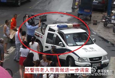 東方網7月24日消息:據平安彭州,近日,有群眾報警稱一老人在騎自行車時因路面過滑摔倒,一騎自行車的學生正好路過并詢問老人情況,老人不僅不感謝學生還誣陷是其將自己撞倒。監控員通過“天網”監控系統調閱資料,最終確認是老人自己摔倒,為學生證明了清白。