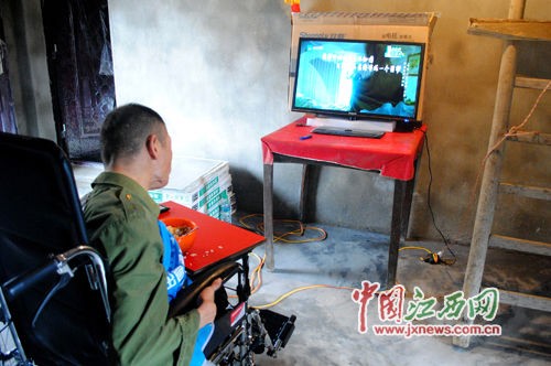 胡國保好奇地看著電視畫面