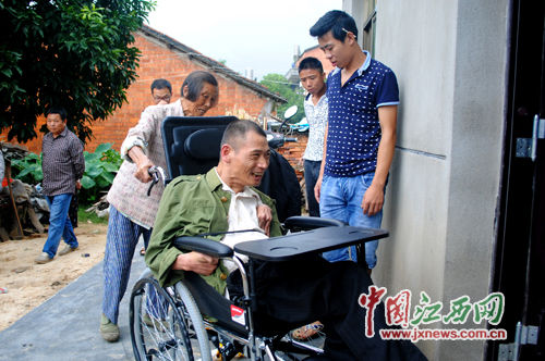 張大妹老人老人推著胡國保在庭院里活動,胡國保很開心