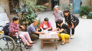 西關正街社區工作人員上門為老人辦理高齡補貼年審工作