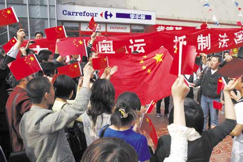 公司家樂福則成了眾矢之的. 不過,中國民眾抵制家樂福的消