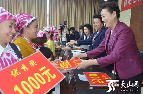 總結表彰大會現場。