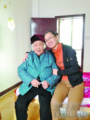 易娭毑和社區(qū)養(yǎng)老中心工作人員在一起