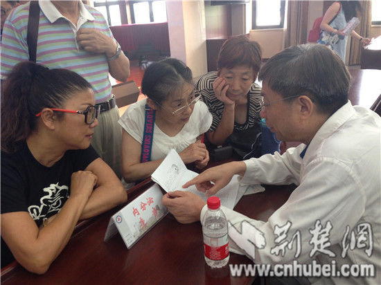 內分泌科李競教授給現場老年人義診/