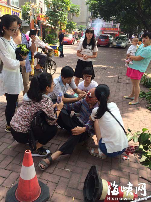 多名路人扶起老人,還幫他擦血(李先生供圖)