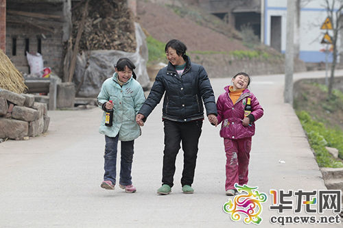 袁九梅與兩個女兒在一起很開心。