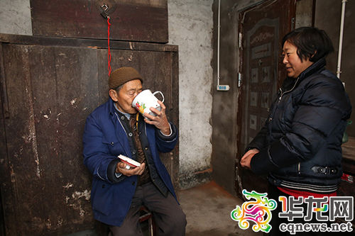 袁九梅細(xì)心照顧老人。