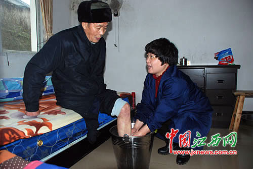 吳菊連（右）在給敬老院的老人洗腳