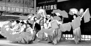 5月22日,一支中老年參賽隊在中老年人健身節(jié)目展示活動中表演健身舞蹈。當(dāng)日,甘肅酒泉市舉辦了中老年人健身舞蹈節(jié)目展示活動,該市300多名老干部和中老年人表演了舞蹈、獨奏、健身秧歌、乒乓球、象棋等精彩的文體節(jié)目,讓老年人在歡快的文體活動中感受晚年生活的樂趣。記者朱希彬