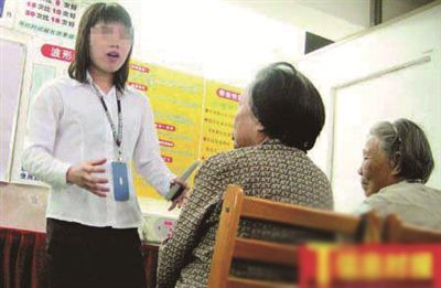 銷售人員向顧客推銷保健品(資料圖)