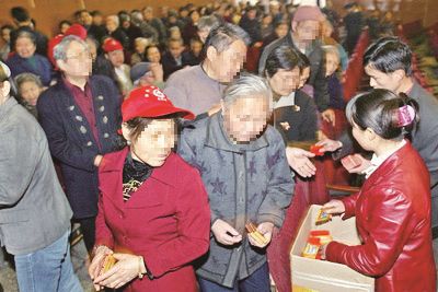 老人排隊領取保健品(資料圖)