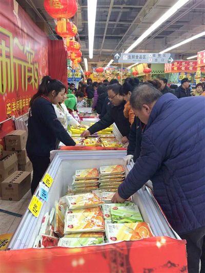 元宵節到了,元宵和湯圓也迎來了最后的銷售“高潮”。5日,記者走訪哈市部分商超發現,各大商家的各種品牌和口味的元宵、湯圓都在進行大甩賣。