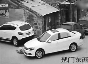 老人遭汽車碾軋瞬間
