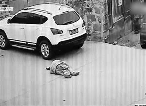 老人跌倒后無人上前攙扶