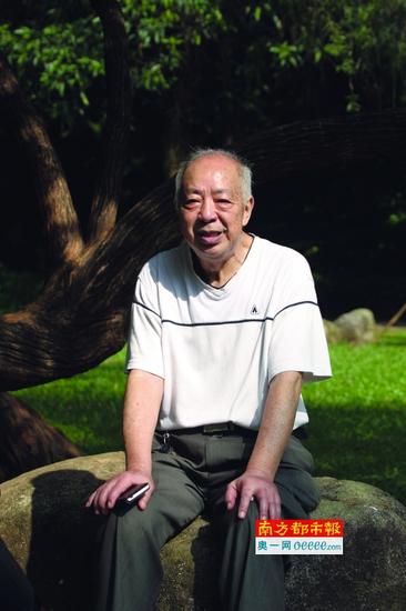 昨日上午,東湖公園。秋日的陽光里,77歲的莫名高回憶執教往事很是感慨。南都記者 孫振飛 攝