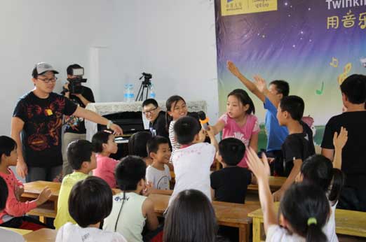 徐譽(yù)滕、趙佳霖唱響星星點(diǎn)燈留守兒童音樂(lè)課堂