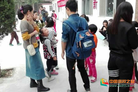 北京北大方正軟件技術(shù)學(xué)院青年志愿者走進東升