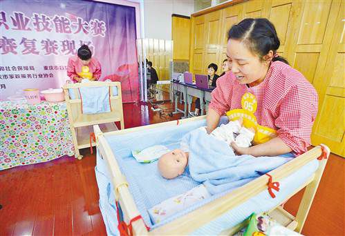 10月27日，重慶市婦女兒童培訓活動中心，選手正在進行育嬰技能比賽。當日，第四屆中國·重慶職業技能大賽家政服務技能競賽復賽在此舉行，來自全市的110名選手同臺競技，爭奪30名的決賽資格。記者