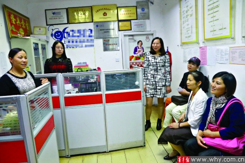 圖片說(shuō)明:周東秀(左一)一邊擴(kuò)大門(mén)店,一邊把家政專業(yè)同窗、學(xué)妹網(wǎng)羅進(jìn)公司。本版攝影青年報(bào)記者吳愷