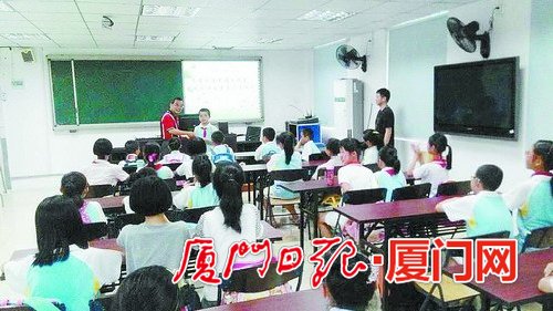 許幸福在幸福工作室教閩南語和閩南文化。(汪秋霞 攝)