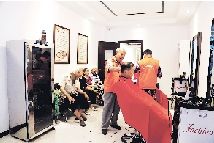 群眾在“胡東喬理發工作室”理發