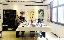 三位老人正在揮毫潑墨