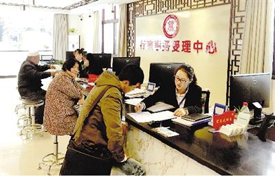 工作人員正在為群眾認真辦理業務