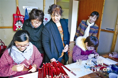 老年大學課堂“搬進”樂器廠家