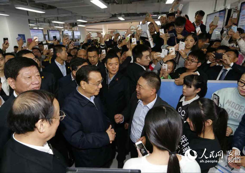李克強考察合肥人力資源市場 與大學生創(chuàng)業(yè)者三次握手