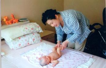 月嫂業因“躲羊年”遇冷 全面二孩后或將回暖