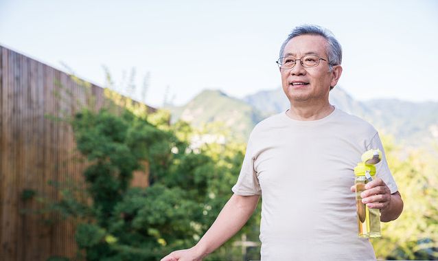 46歲住家保姆頻頻示好,69歲老人:工資可以給,但