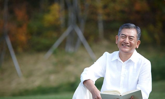 46歲住家保姆頻頻示好,69歲老人:工資可以給,但