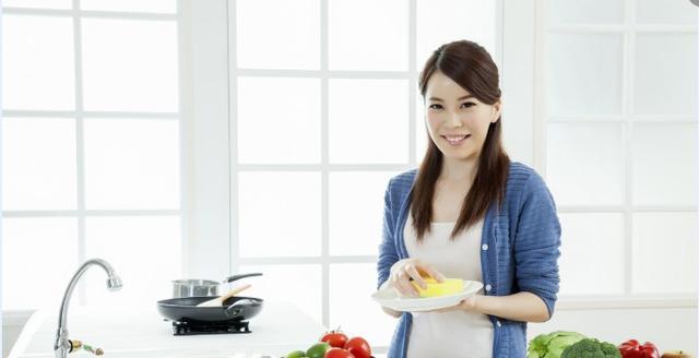 43歲女人坦言:當住家保姆工資8千,錢掙了不少